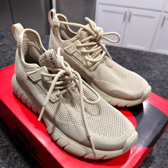 Beige tennis shoes - Picture 1 of 4